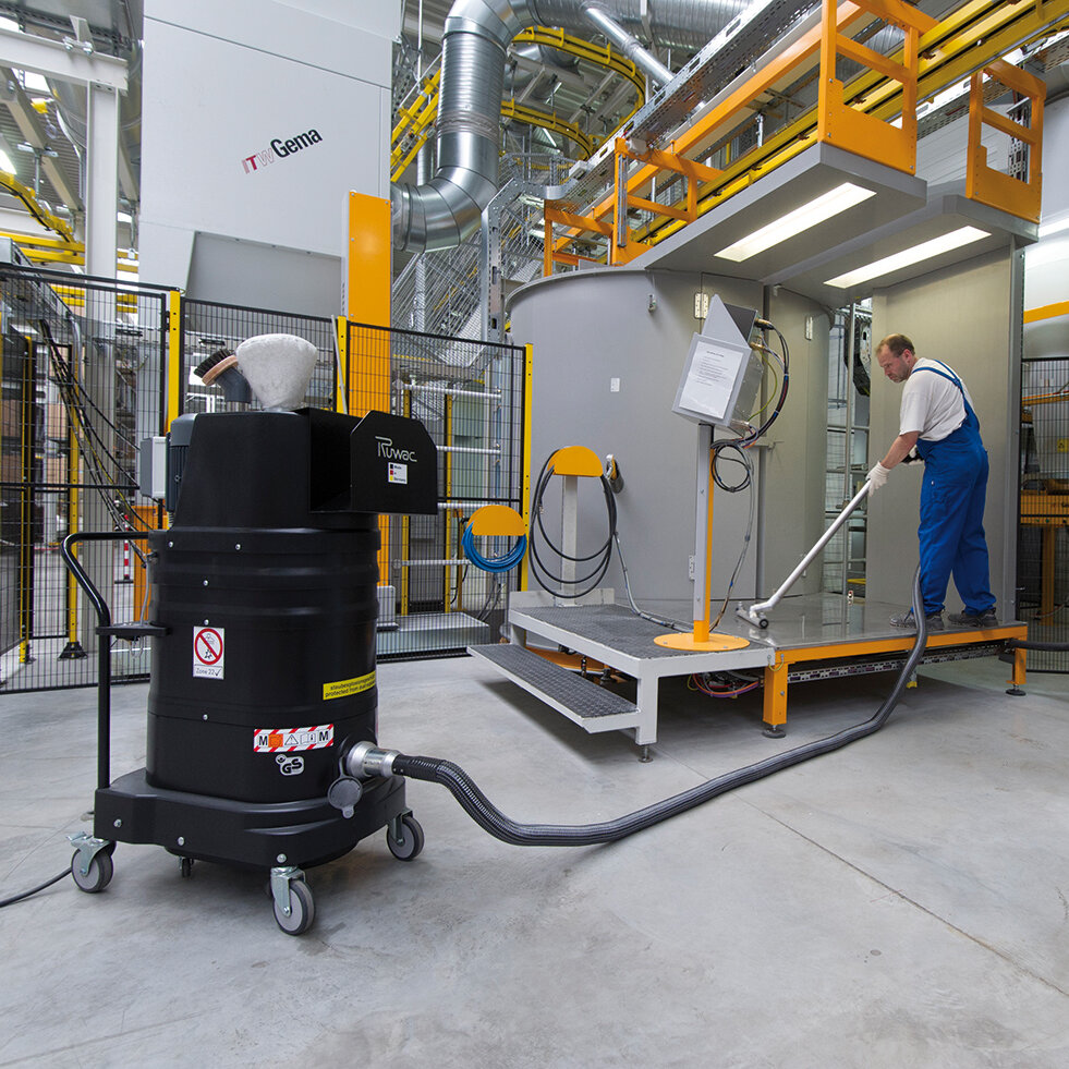 Ruwac industriezuiger DS1220 voor de stofexplosieve atmosfeer zuigt metalen spaanders bij Hörmann in Oerlinghausen.