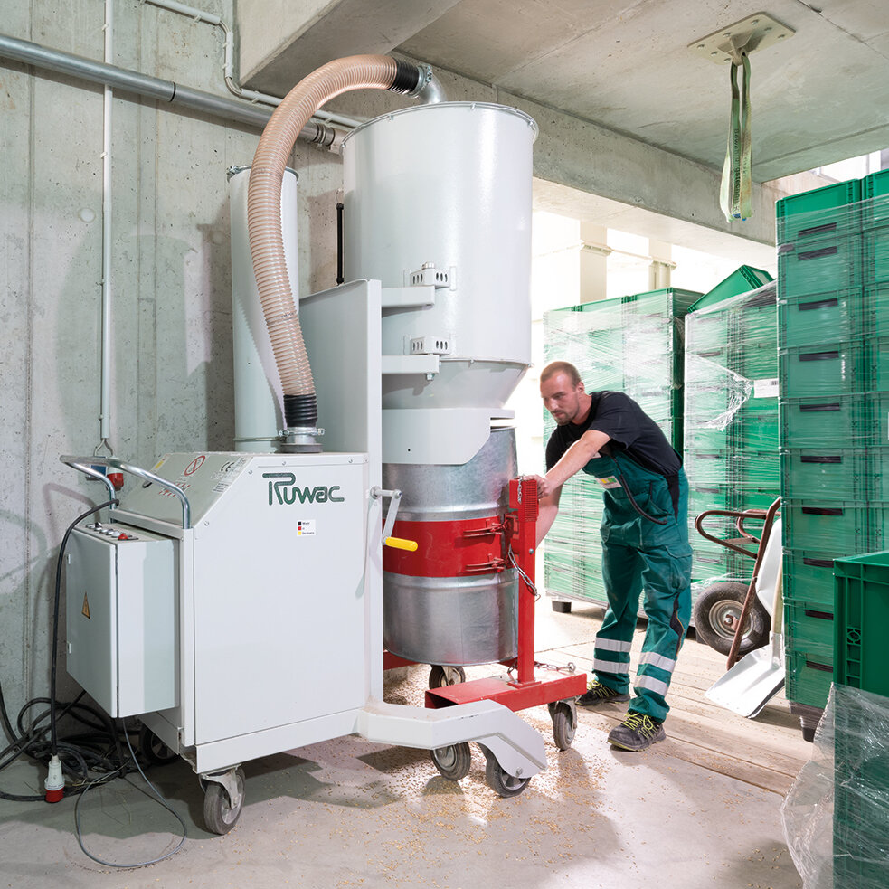 Ruwac industriezuiger DA5150 zuigt graanstof in het graanpakhuis van GT Rostock.