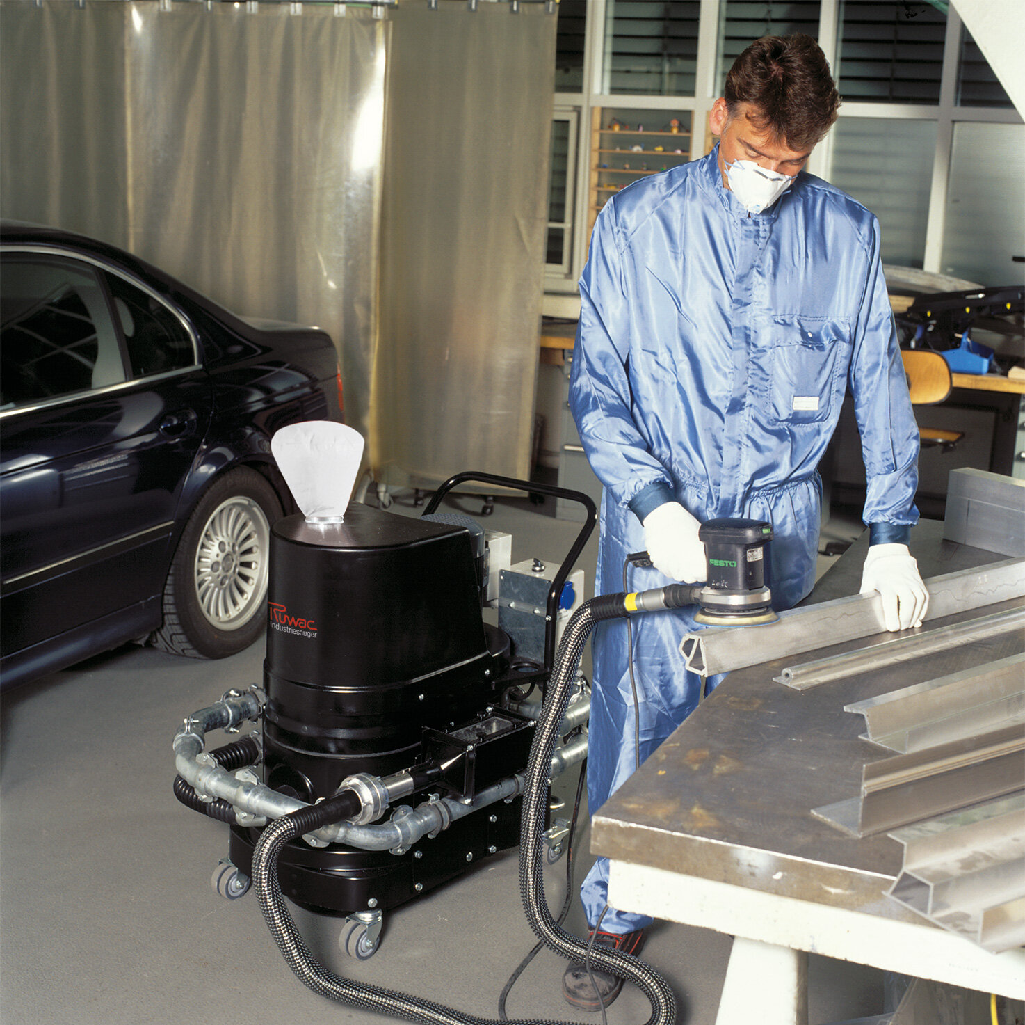 Ruwac industriezuiger R01 R022 met vonkenvanger in stofexplosieve atmosfeer zuigt ontvlambaar aluminiumstof bij BMW München.