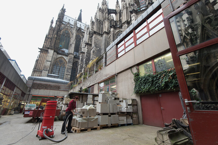 Ruwac industriezuiger R01 A zuigt steenslijpstof bij de bouwkeet van de Dom in Köln.